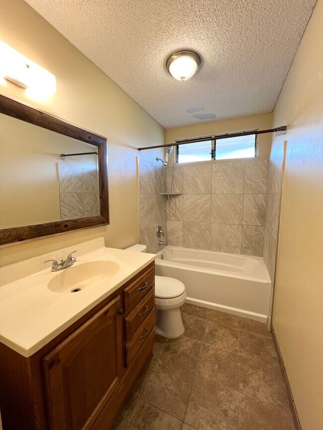 Building Photo - UNFURNISHED 3 BED/2BA PRIVATE HOME WITH OCEAN VIEW