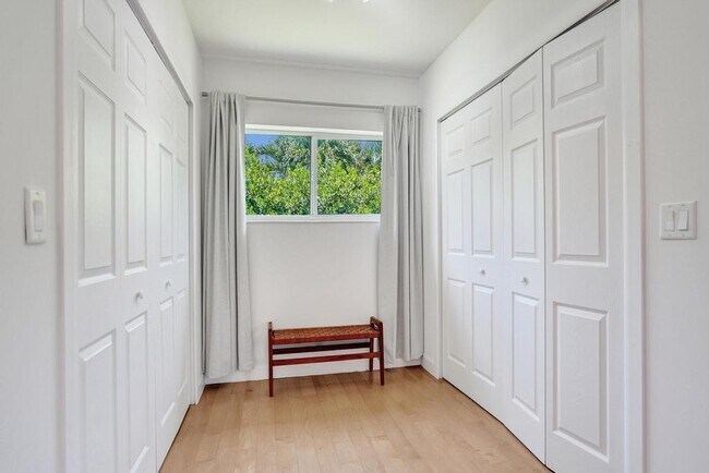 Building Photo - 5 Gatehouse Rd