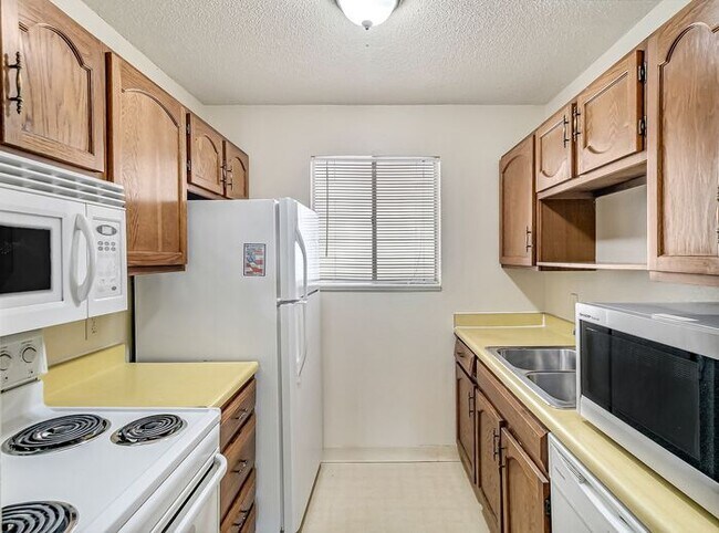 Building Photo - Easy Living Starts Here | 2 Bedroom Lakeside Condo