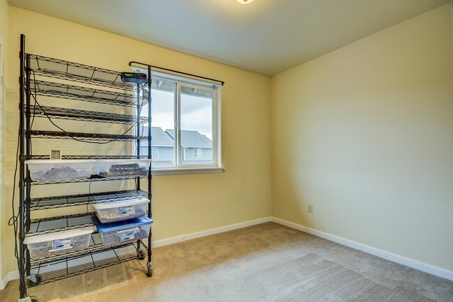 Building Photo - Spacious 2 Bedroom, 2.5 Bathroom Townhome ...