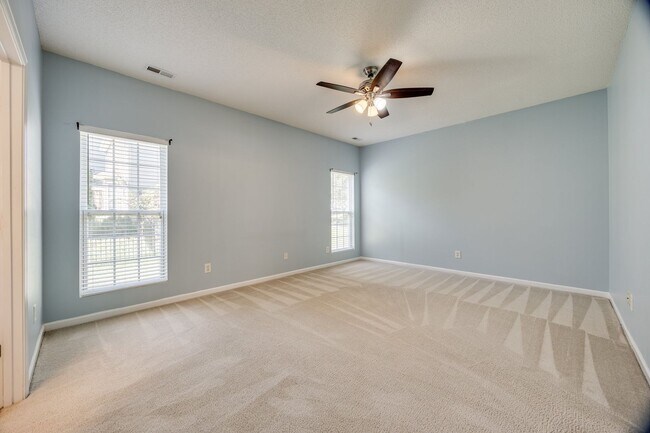 Building Photo - Well maintained 3 bedroom 2 bath home with...