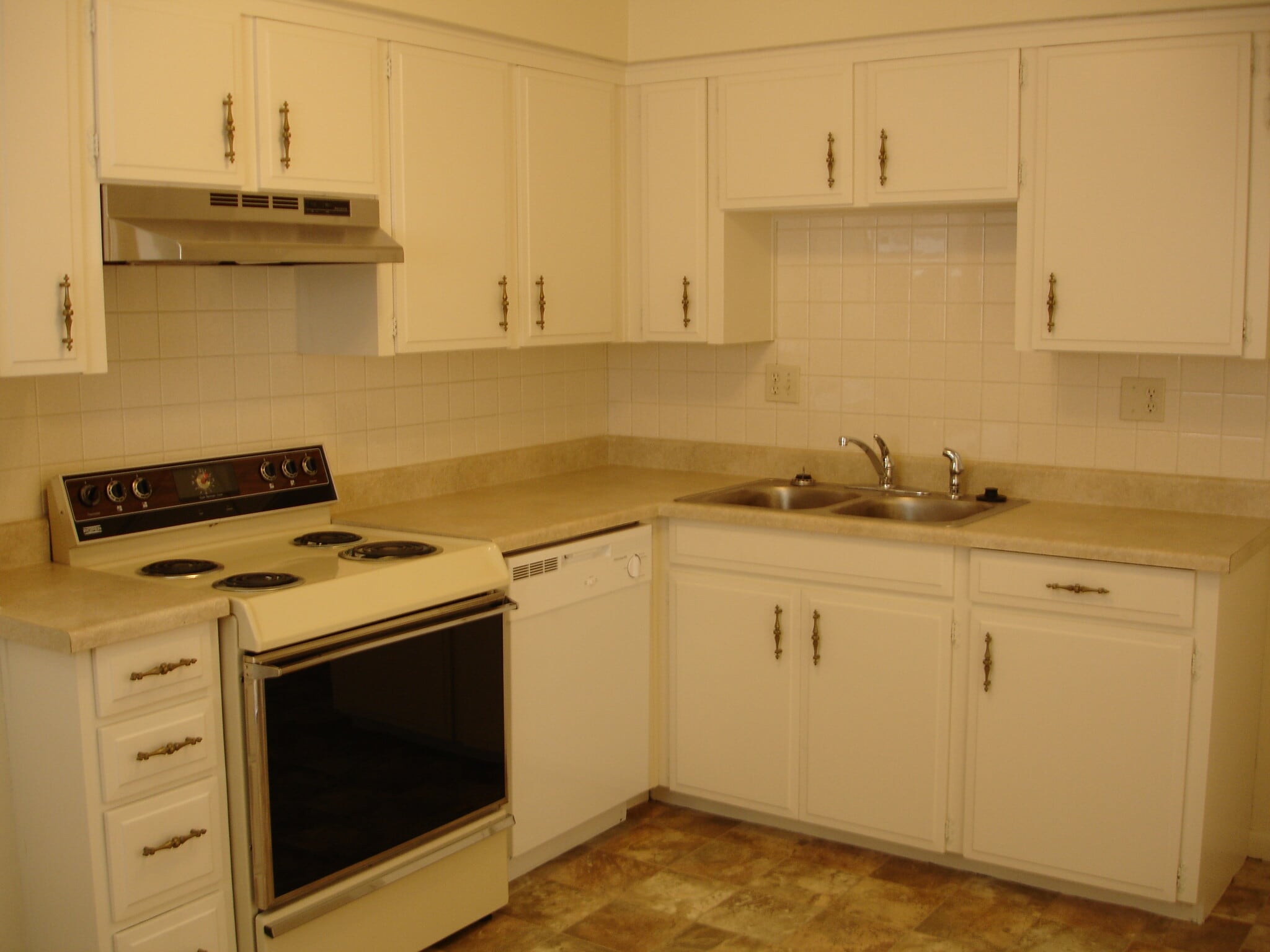 Kitchen - 7101 N Park Ave