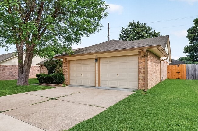 Building Photo - 15806 Pfeiffer Dr