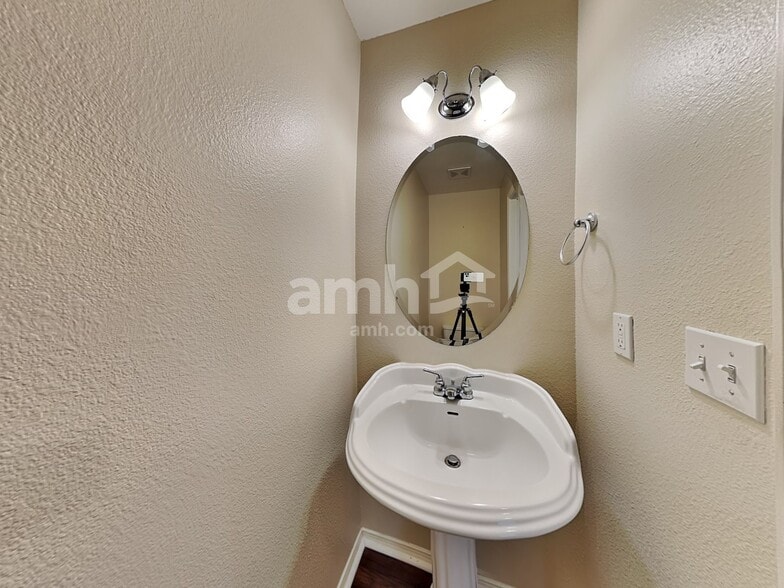 Building Photo - 2136 Summit Way