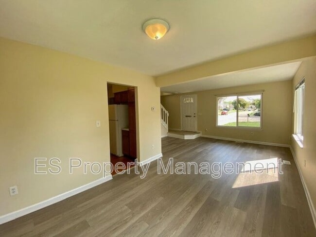 Building Photo - 6879 Oak Lake Dr