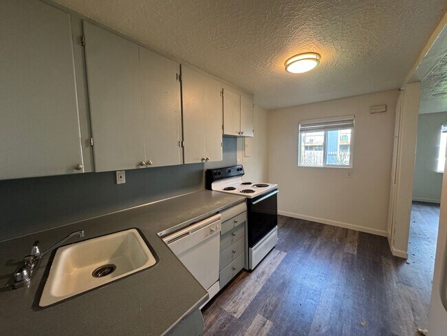 Building Photo - Luradel Duplex