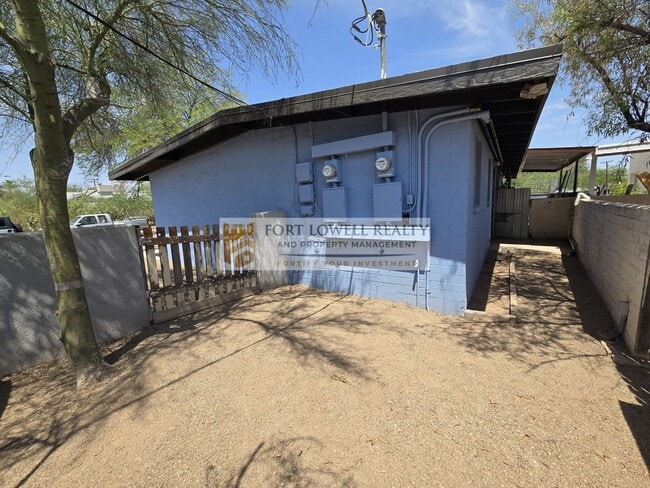 Building Photo - 2640-2642 N Santa Rita Ave