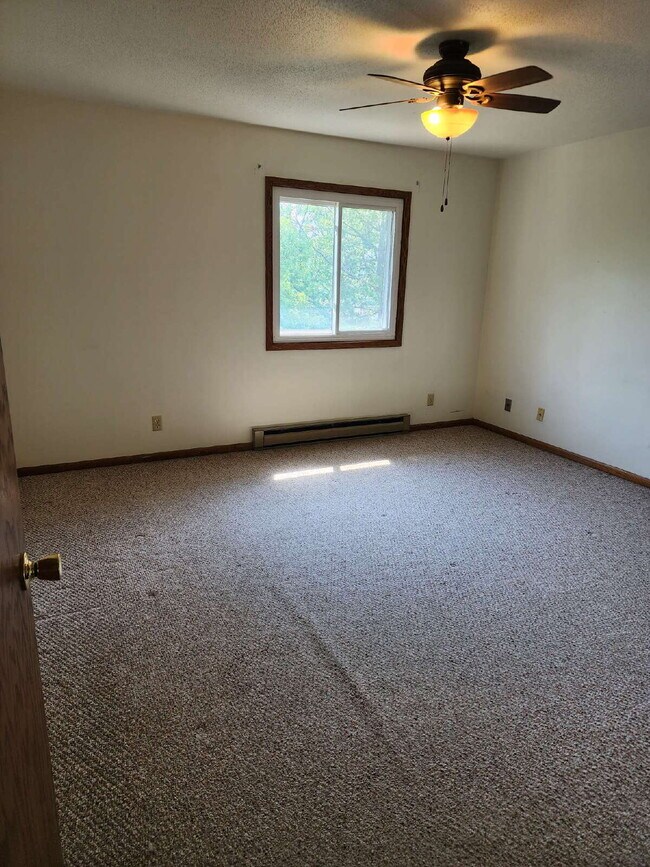 Building Photo - Large 2 Bedroom Apartment - Available Augu...