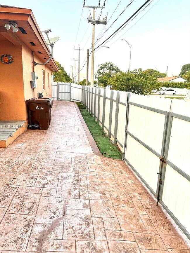 Building Photo - 690 E 6th Pl