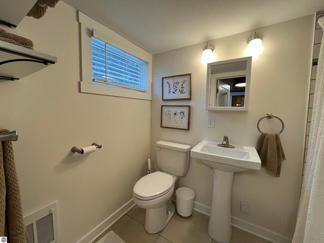 Building Photo - 3846 N Four Mile Rd