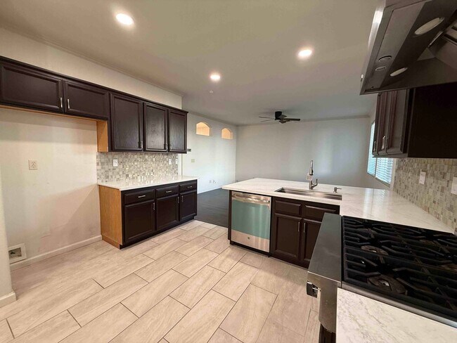 Building Photo - Spacious Cresleigh Ranch Home Near Schools...