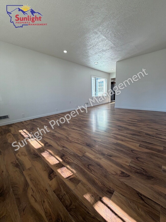 Building Photo - 2228 Maple St