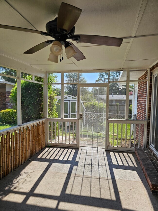 Building Photo - 1422 Ridgewood Dr