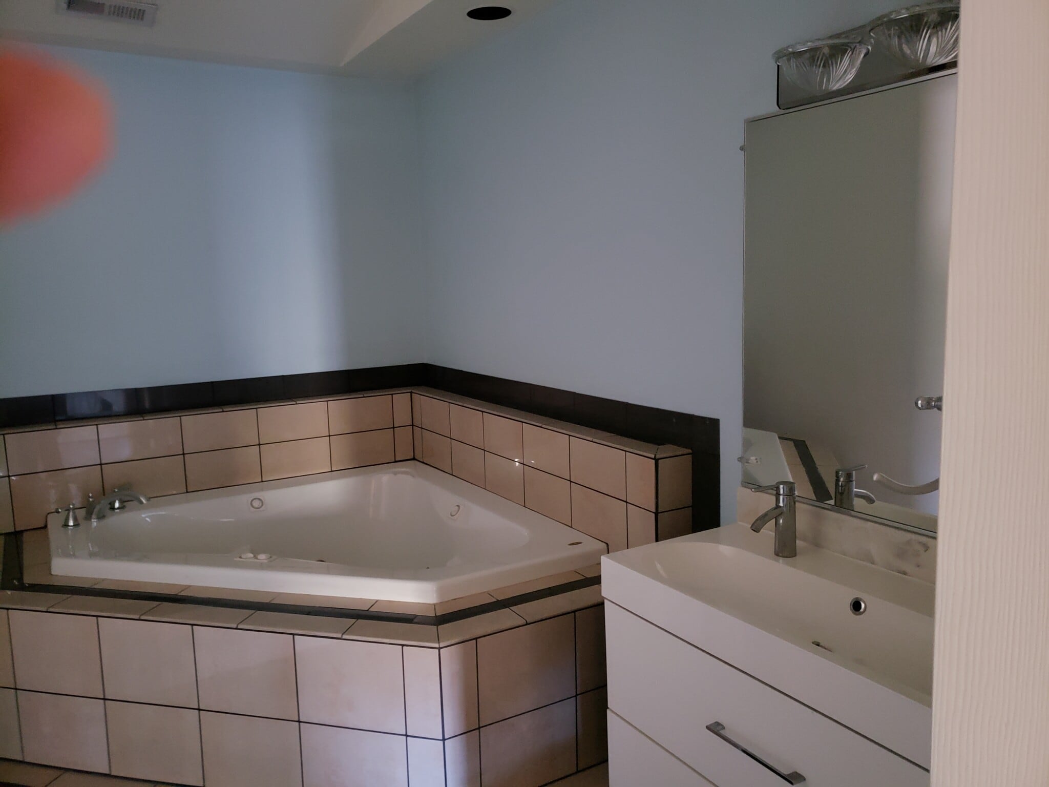 Guest Bathroom, Jacuzzi Tub, Double Sink, Porcelain Flooring - 54 Veres Dr