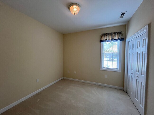 Building Photo - Discover this well-appointed 3-bedroom plus bonus room , 2-bath home in Carleton Place