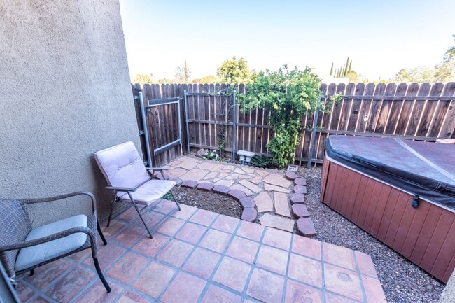 Building Photo - Cozy Condo! 2 Bedroom, 1 Bath, Washer & Dryer and Jacuzzi included!