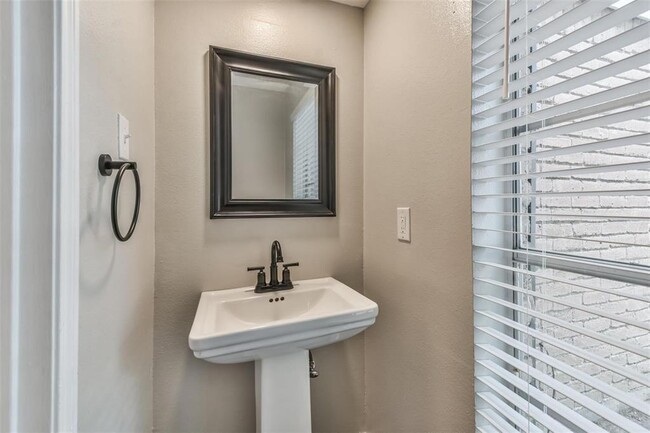 Building Photo - 7003 Huntbrook Dr