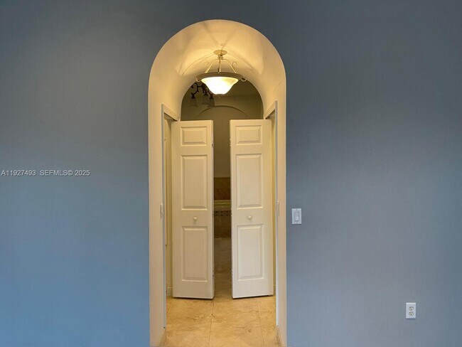 Building Photo - 2640 Fairways Dr