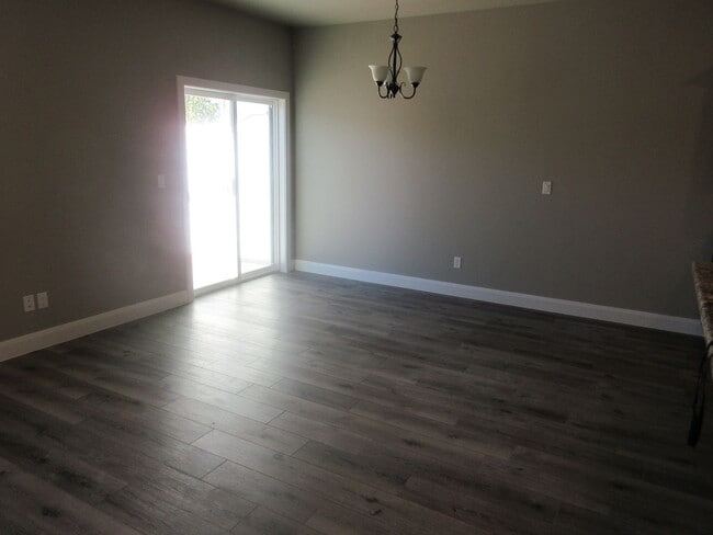 Building Photo - Move-In Discount - 3 bedroom, 2.5 bath - Heart of Cedar City!