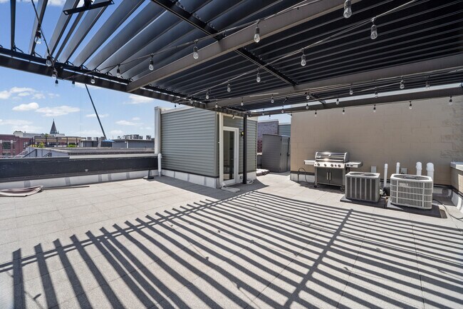 Building Photo - 831 N Paulina St
