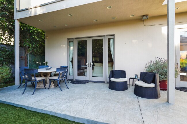Backyard terraace - 841 N Crescent Heights Blvd