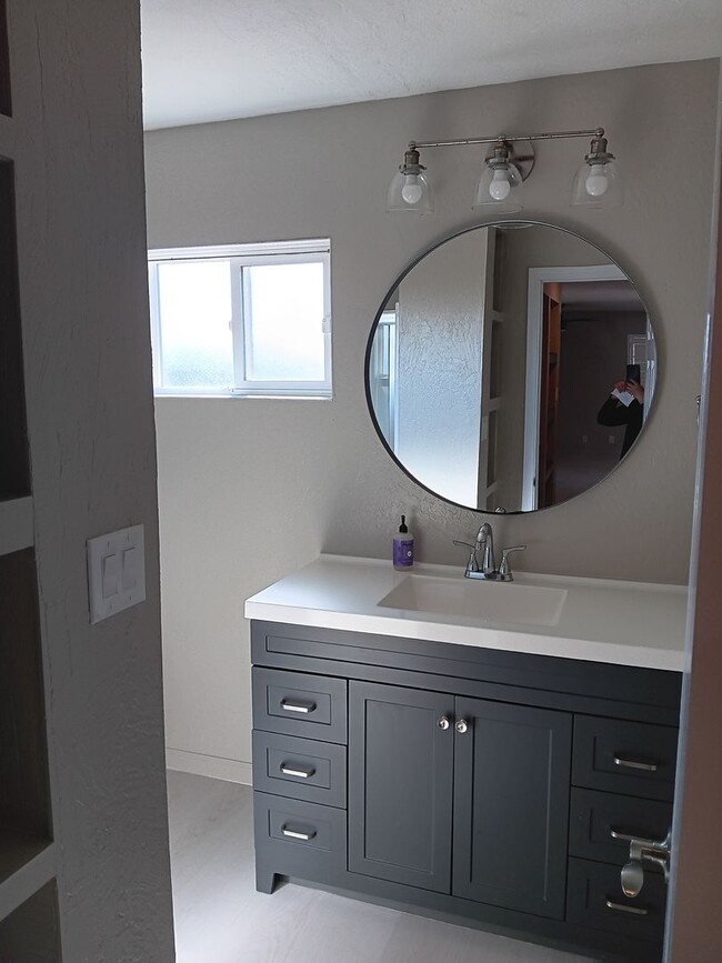 Building Photo - Gorgeous 2 Bedroom 1 Bath