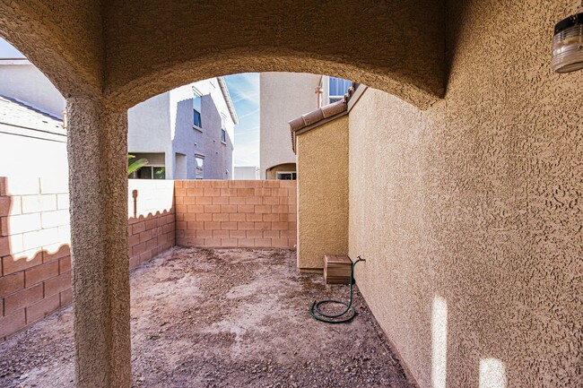 Building Photo - Beautiful two-story home