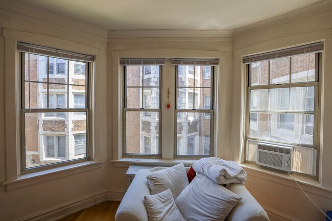 Building Photo - 1047 W North Shore Ave
