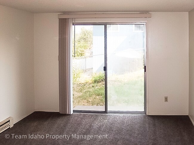 Building Photo - 443/445 N. Van Buren