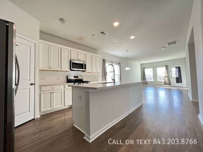 Building Photo - 105 Sequoia Ln