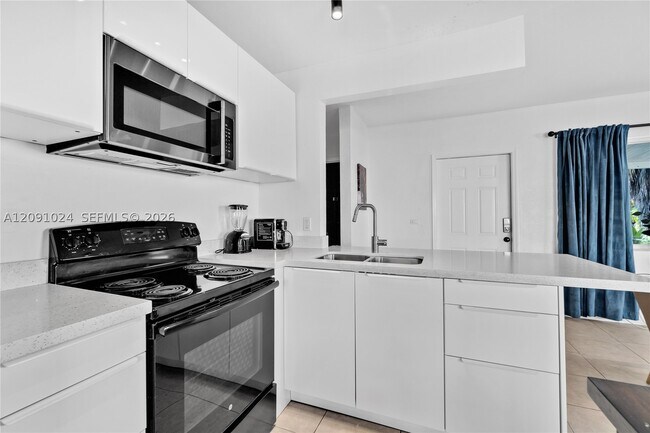 Building Photo - 1021 NW 23rd Ct