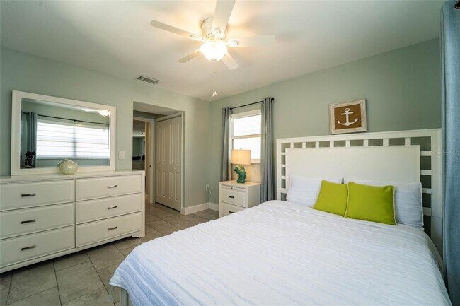 Building Photo - 4825 Floramar Terrace