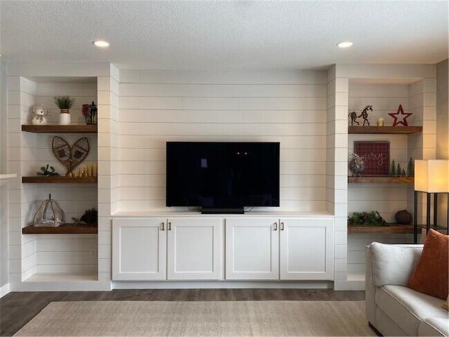 Building Photo - 5596 Orchard Cove