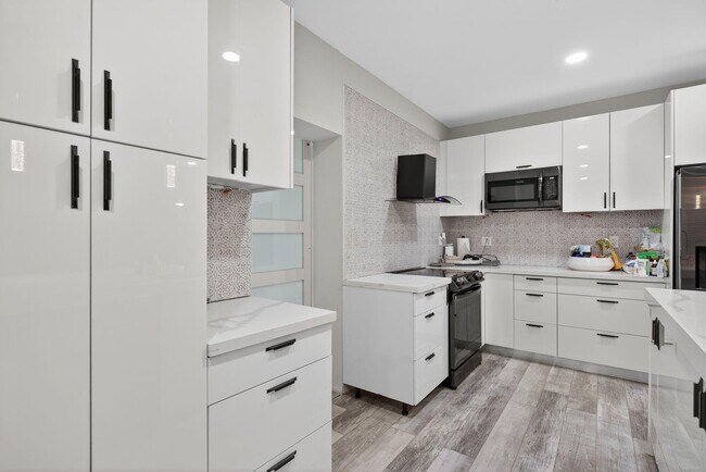 Building Photo - 11910 Glenmore Dr