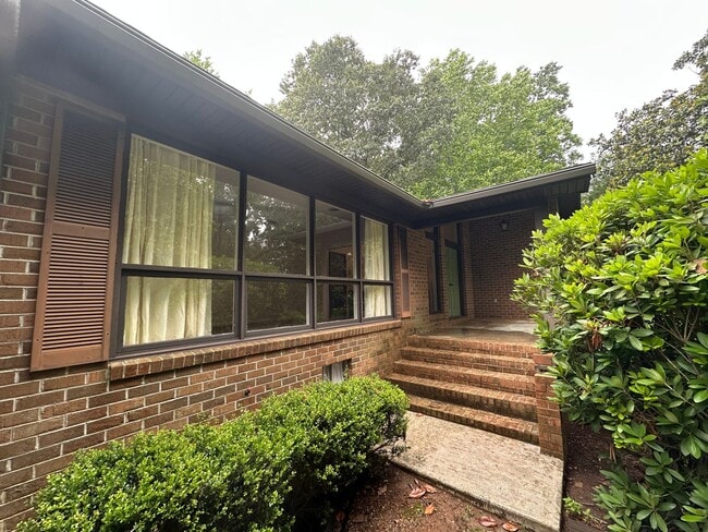 Primary Photo - Private, Spacious, Well Maintained 3 Bedro...