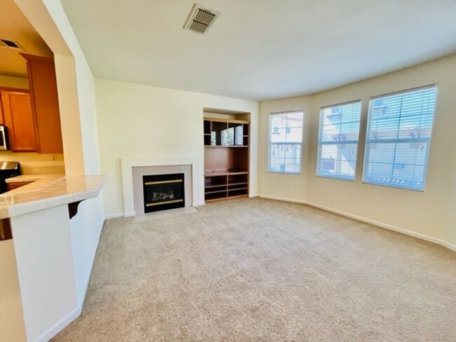 Building Photo - Gorgeous 3BD/2.5BA Tri-Level Townhouse- Ga...