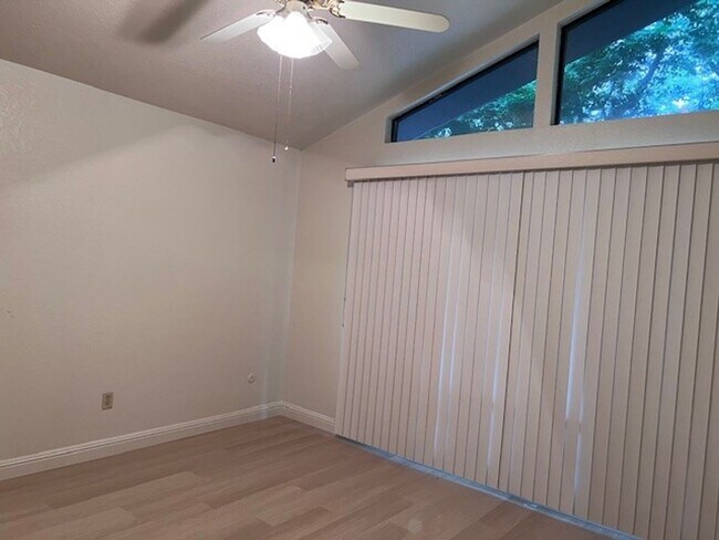 Building Photo - Spacious Greenhaven duplex with fresh paint, new laminate floors and vaulted ceilings.