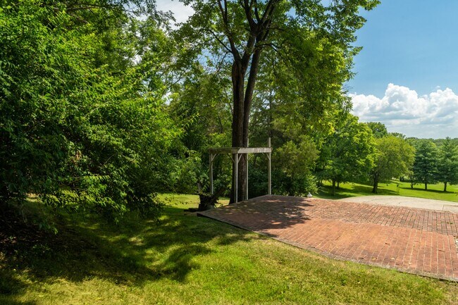 Building Photo - Single Family Home on almost an acre with ...