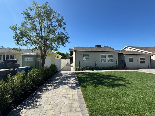 Building Photo - Spacious 1000 Sq. Ft. Single-Floor Back AD...