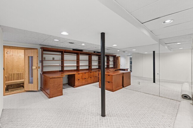 Building Photo - 130 Sayre Dr