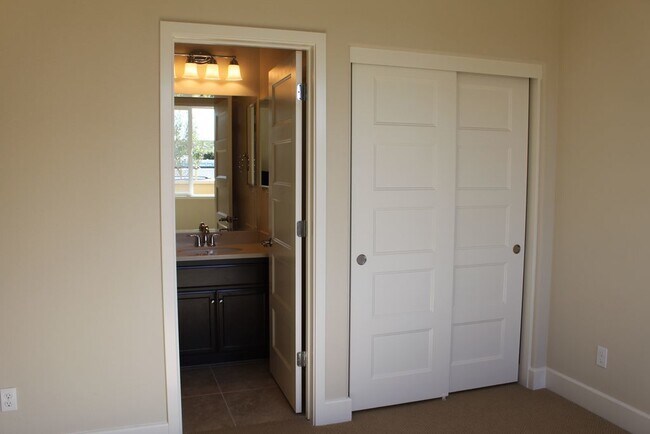 Building Photo - Luxury Town Home Available