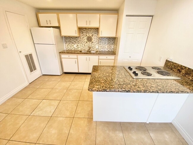 Building Photo - ADORABLE 1 BEDROOM 1 BATHROOM CONDO!