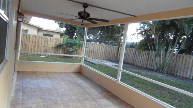 Building Photo - 3BED/2BATH house with Large fenced backyard and split floorplan!