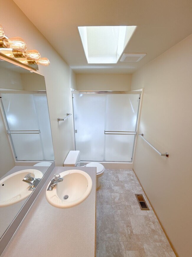 Building Photo - 5542 Glenridge Wy