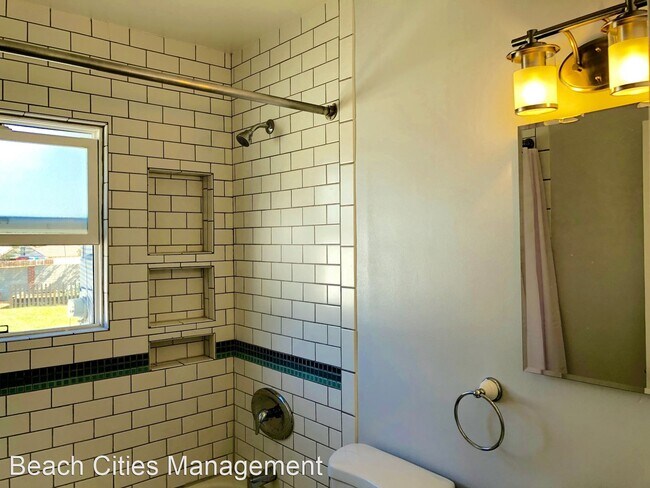 Building Photo - 3 br, 1 bath House - 213 E 45th Street