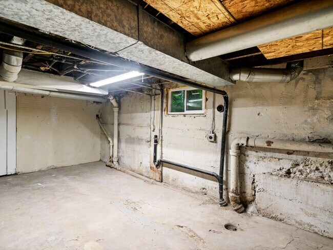 Building Photo - 3002 Porter Ave
