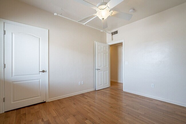 Building Photo - 928 E 6th St