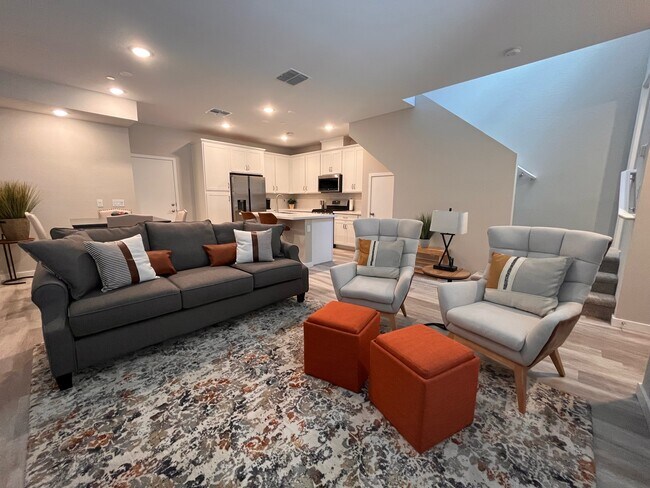 Building Photo - 735 E Doral Ave
