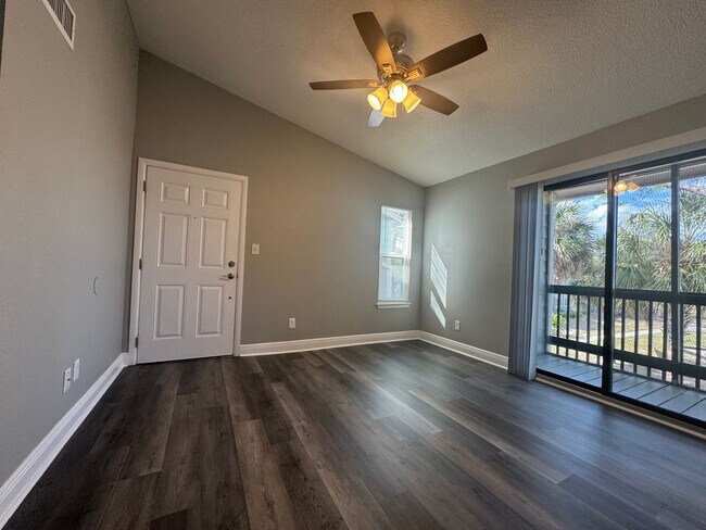 Building Photo - Newly Renovated 2/1 Condo ~ Gated Community near Tuskawilla!