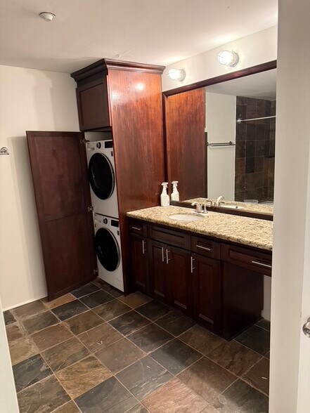 Building Photo - 705 Main St